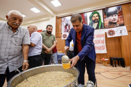 Cemil Tugay aşure lokmasını paylaştı