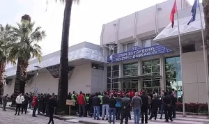 “İzmir Büyükşehir Belediyesi’nde görevli bazı kamu personelinin sendikal haklarını savunduğu,