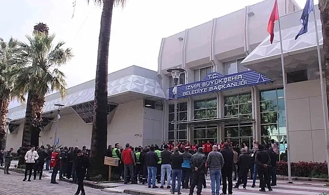 Konak Kemeraltı Çarşısı’ndaki İzmir Büyükşehir Belediye binası önünde toplanan bir