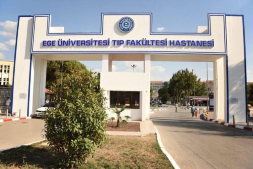 Ege Üniversitesi Hastanesi'nde ameliyat setlerinin hastalara aldırıldığı, hijyen ve randevu