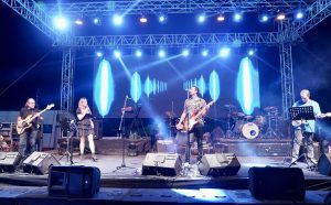 Ege Üniversitesinde düzenlenen “Ege’ye Hoş Geldin” şenliği kapsamında sahne alan