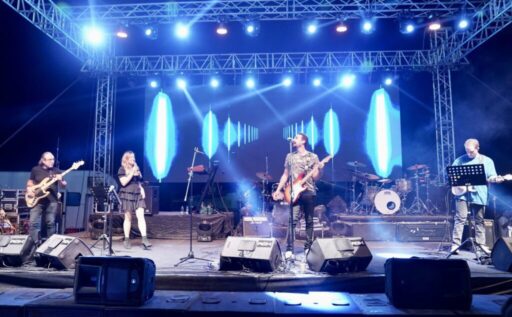 Ege Üniversitesinde düzenlenen “Ege’ye Hoş Geldin” şenliği kapsamında sahne alan