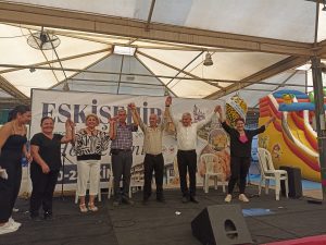 Eskişehirliler derneği bostanlı pazaryerinde düzenledikleri tanıtım günlerinde konuklarına muhteşem anlar