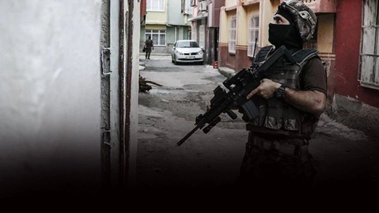 İzmir’de terör örgütü PKK/KCK’ya yönelik operasyonda 10 şüpheli gözaltına alındı.