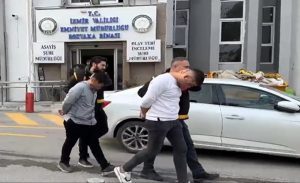 İzmir’in Konak ilçesinde Yunus ekipleri, 3 şüphelinin kendilerini görünce metruk