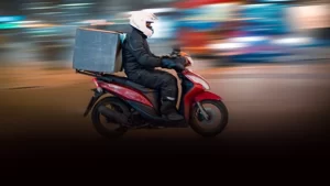 İzmir’de, motokurye gibi giyinerek uyuşturucu ticareti yaptığı belirlenen motokurye, polis