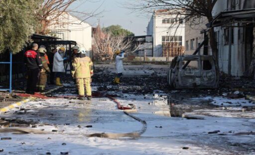 İzmir’in Çiğli ilçesinde kozmetik deposu olarak kullanılan iş yerinde çıkan