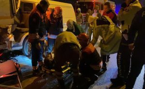 İzmir’in Konak ilçesinde maddi hasarlı kaza yerini temizlemeye giden belediye