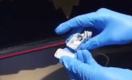 İzmir’in Karşıyaka ilçesinde uyuşturucu madde satıcısını suç üstü yakalayan polis