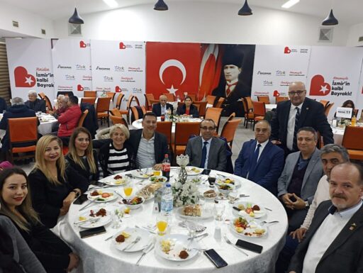 Atatürkçü düşünce derneği Bayraklı şubesi dün akşam Bayraklı havuz restaurantta