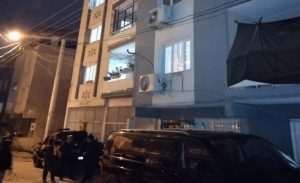 İzmir’in Karabağlar ilçesinde tartıştığı babasını sırtından bıçaklayarak öldüren genç, emniyetteki