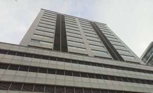 İzmir’in Konak ilçesinde, reklam tabelası asmak için vinç yardımıyla bir