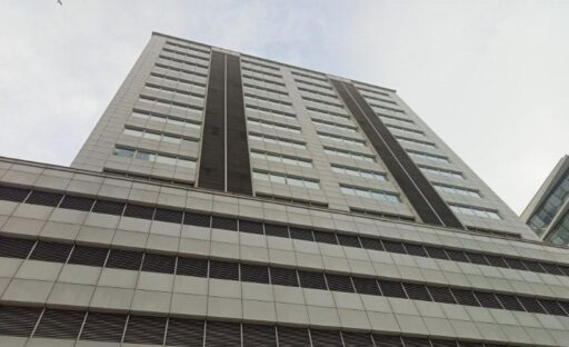 İzmir’in Konak ilçesinde, reklam tabelası asmak için vinç yardımıyla bir