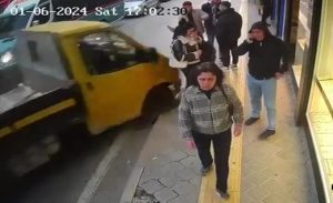 İzmir’in Buca ilçesinde, freni boşalan kamyonetin kaldırımda bulunan yayalara çarparak