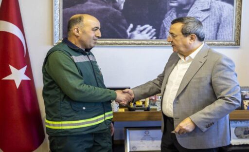 Konak Belediye Başkanı Abdül Batur, görevini yaptığı sırada bulduğu cüzdanı