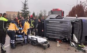 Manisa’nın Salihli ilçesinde sürücüsünün kontrolünden çıkarak takla atıp karşı şeride