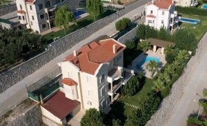 İzmir Bakırçay Üniversitesi Rektörü Mustafa Berktaş’ın lüks villada yaşadığı ve