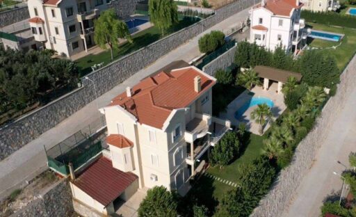 İzmir Bakırçay Üniversitesi Rektörü Mustafa Berktaş’ın lüks villada yaşadığı ve