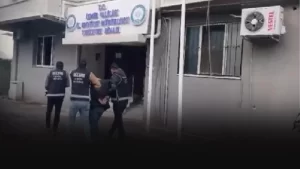 Interpol tarafından kırmızı bültenle aranan Kazakistan uyruklu O.O., İzmir’de yakalandı.