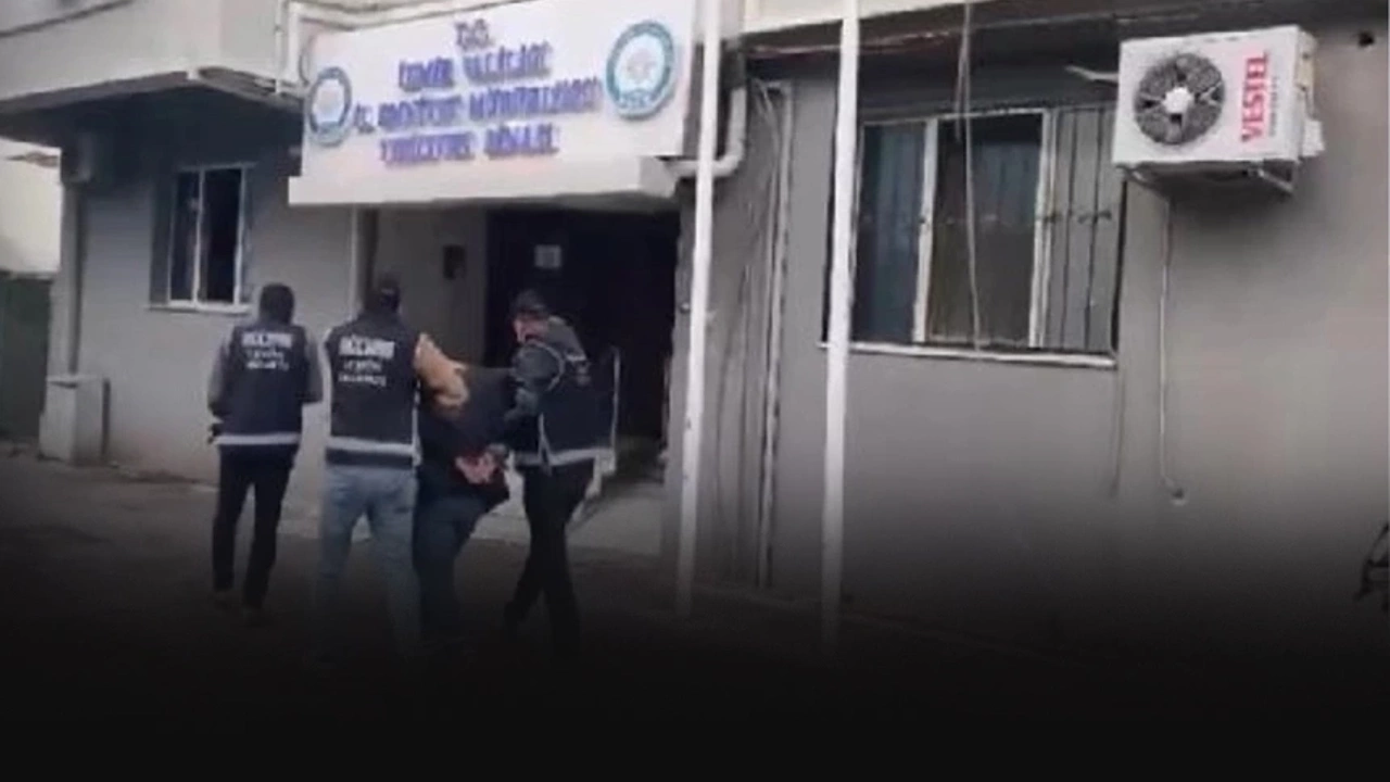 Interpol tarafından kırmızı bültenle aranan Kazakistan uyruklu O.O., İzmir’de yakalandı.