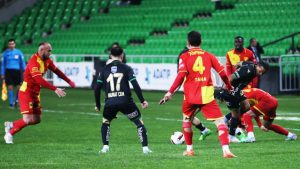 Üst sıraları yakından ilgilendiren maçta Göztepe, deplasmanda Sakaryaspor’u mağlup etti.