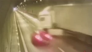 İzmir-Aydın Otoyolu’ndaki bir tünelde TIR’ın otomobile çarpmasının ardından zincirleme trafik