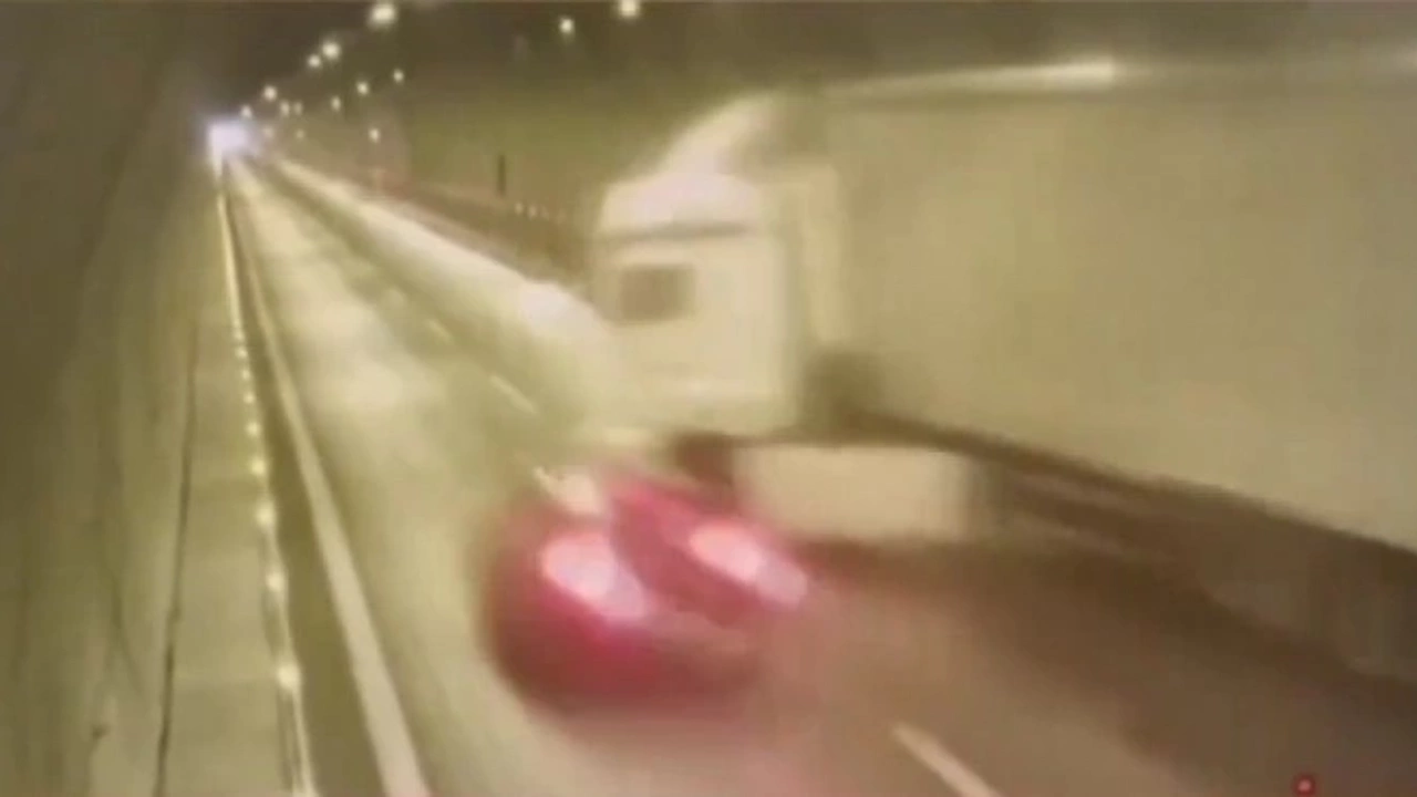 İzmir-Aydın Otoyolu’ndaki bir tünelde TIR’ın otomobile çarpmasının ardından zincirleme trafik