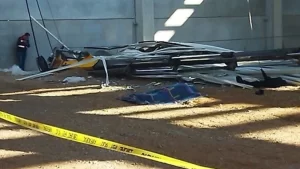 İzmir’in Bayraklı ilçesinde reklam tabelası asmak için vinç yardımıyla bir