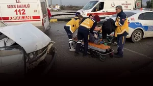 Manisa’nın Alaşehir ilçesinde iki otomobilin çarpışması sonucu 8 kişi yaralandı.