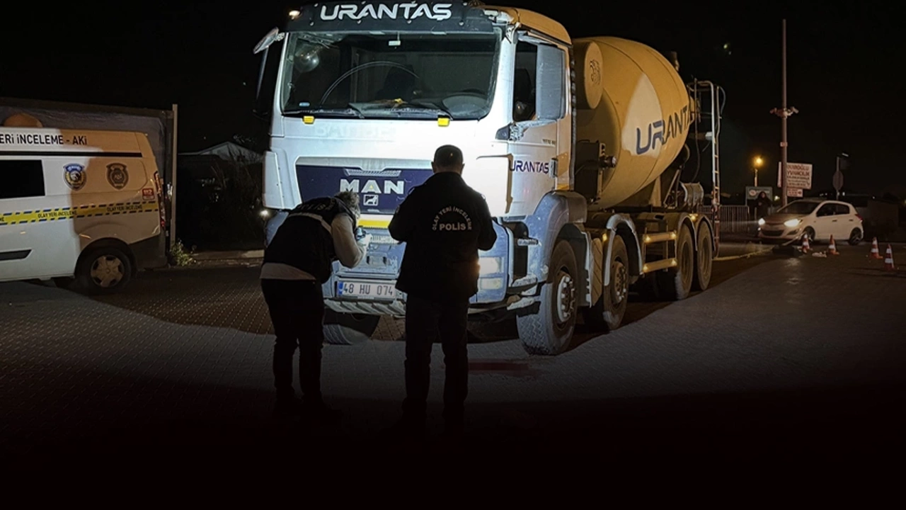 Muğla’nın Fethiye ilçesinde beton mikserinin çarptığı yaya ağır yaralandı. B.B.