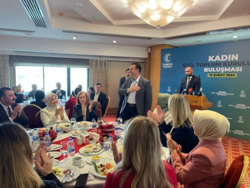 İzmir’deki kadın STK temsilcileri ile bir araya gelen Dağ, “Annelerimiz,