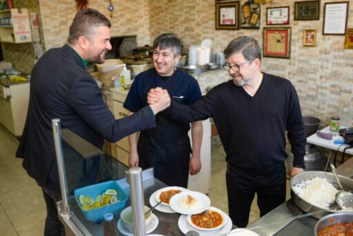 Menderes Caddesi’nde bulunan esnaflarla bir araya gelen Duman, onların sorunlarını
