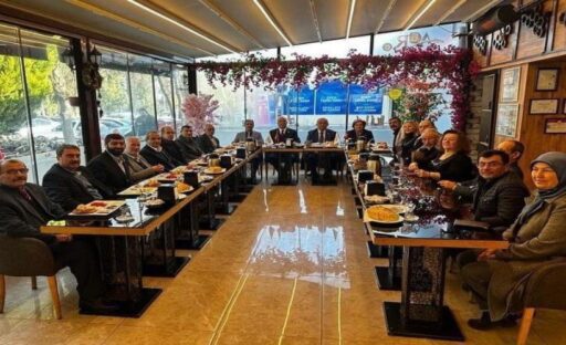 Muhtarlarla bir araya geldiği toplantıda projelerini anlatan, onların öneri, istek