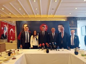 Demokrat Parti Genel Başkanı Gültekin Uysal, partinin yerel seçimlerde İzmir