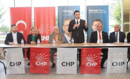 CHP Bayraklı Belediye Başkan adayı İrfan Önal, minibüsçü esnafıyla bir