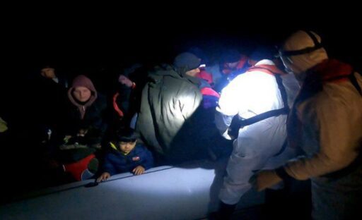 İzmir’in Çeşme, Dikili ve Karaburun ilçesi açıklarında 78 düzensiz göçmen