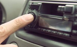 İzmir’in Bornova ilçesinde, şüphe üzerine durdurulan araç sürücüsünün camdan attığı