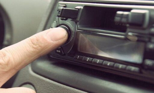 İzmir’in Bornova ilçesinde, şüphe üzerine durdurulan araç sürücüsünün camdan attığı