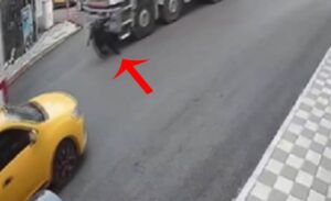 İzmir’in Menderes ilçesinde yolun karşısına geçerken kamyonun altında kalan kadın,