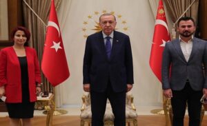 AK Pari, İzmir’in Kiraz ilçesinde mevcut belediye başkanı Saliha Özçınar