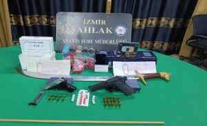 İzmir’in Karabağlar ilçesinde kumar oynatıldığı belirlenen iş yerine polis ekipleri