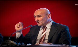 CHP tarafından yeniden aday gösterilmeyen İzmir Büyükşehir Belediye Başkanı Tunç