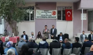 Kahvehane sohbetlerinde, cadde cadde gezerek vatandaşla ve esnafla buluşan CHP