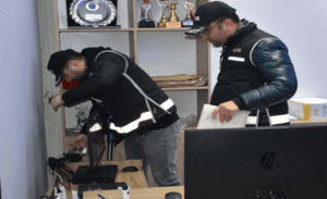 İzmir’de yüksek kar vaadiyle nitelikli dolandırıcılık suçundan haklarında gözaltı kararı