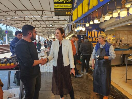 AK Parti Güzelbahçe Belediye Başkan adayı Gümüş Saime Bucaklıoğlu esnaf