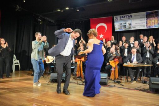 Karşıyaka’nın genç ve dinamik başkan adayı İsmail Çiftçioğlu; koroyla şarkı