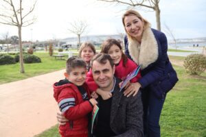 Aliağa Belediye Başkan Adayı Çağatay Güç, Pazar gününün keyfini çocuklarla