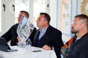 Sığacık’ta esnaf toplantısı yapan Cumhur İttifakı Seferihisar Belediye Başkan Adayı