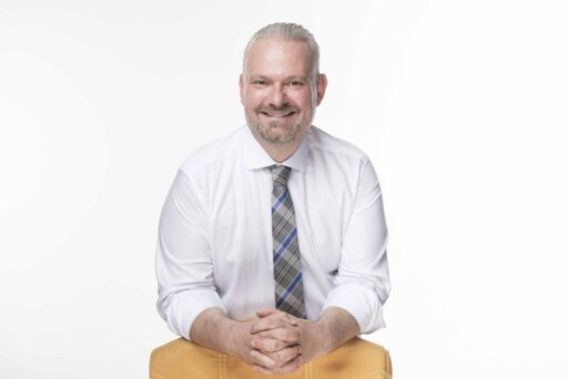 İzmir’deki 15 Temmuz töreninde Menemen Belediye Başkanı Aydın Pehlivan’a protokolde