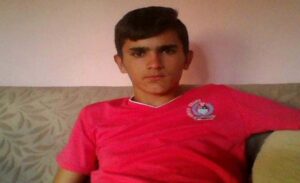 İzmir’in Kınık ilçesinde, kendi imkanlarıyla geldikleri acil servisin önünde otomobilden